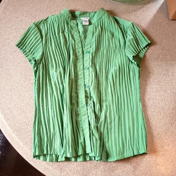 East 5th Tops - Green plisse top